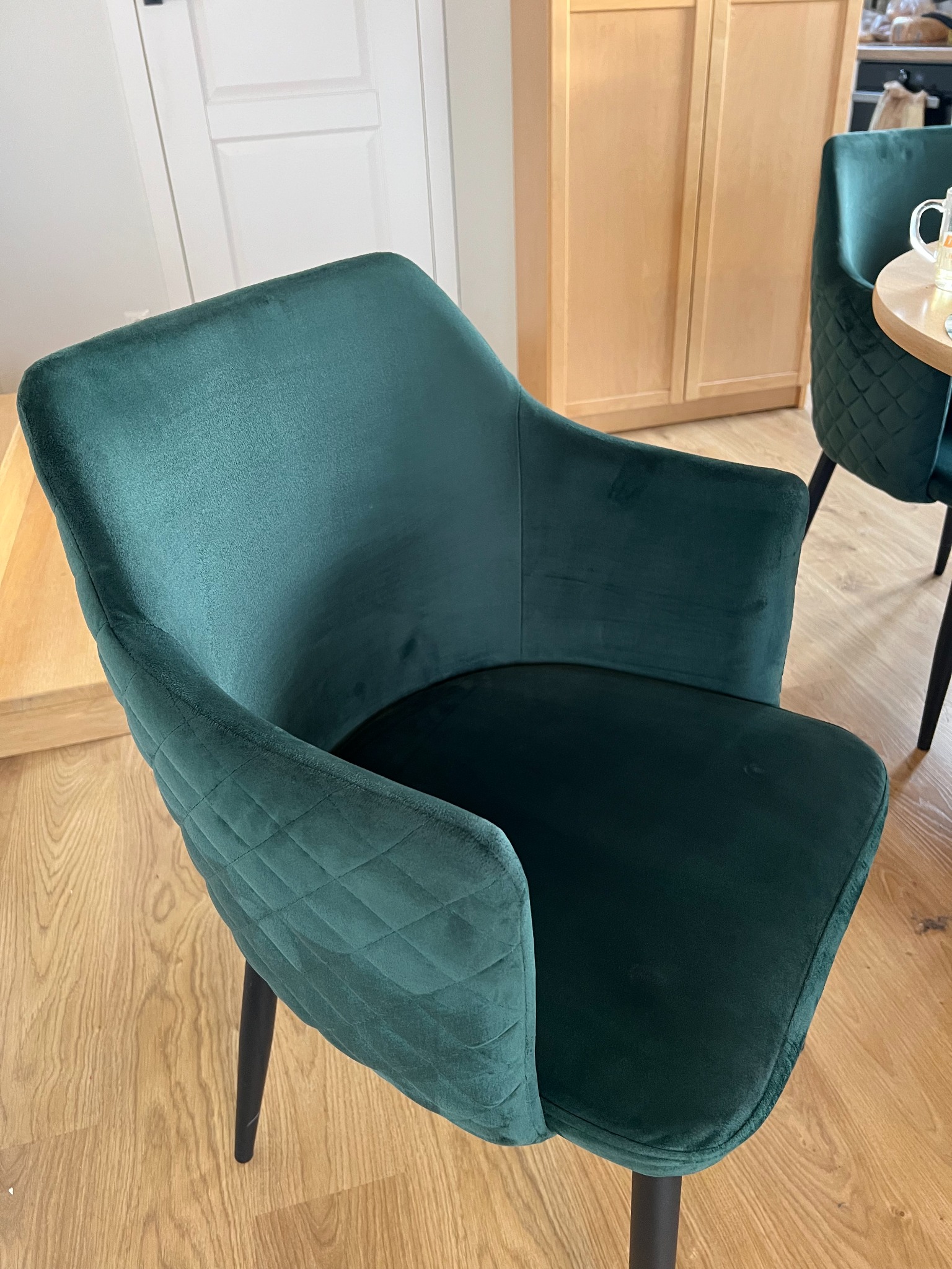 Krzesło z miękkim oparciem po praniu. Usunięte plamy oraz nieprzyjemny zapach.