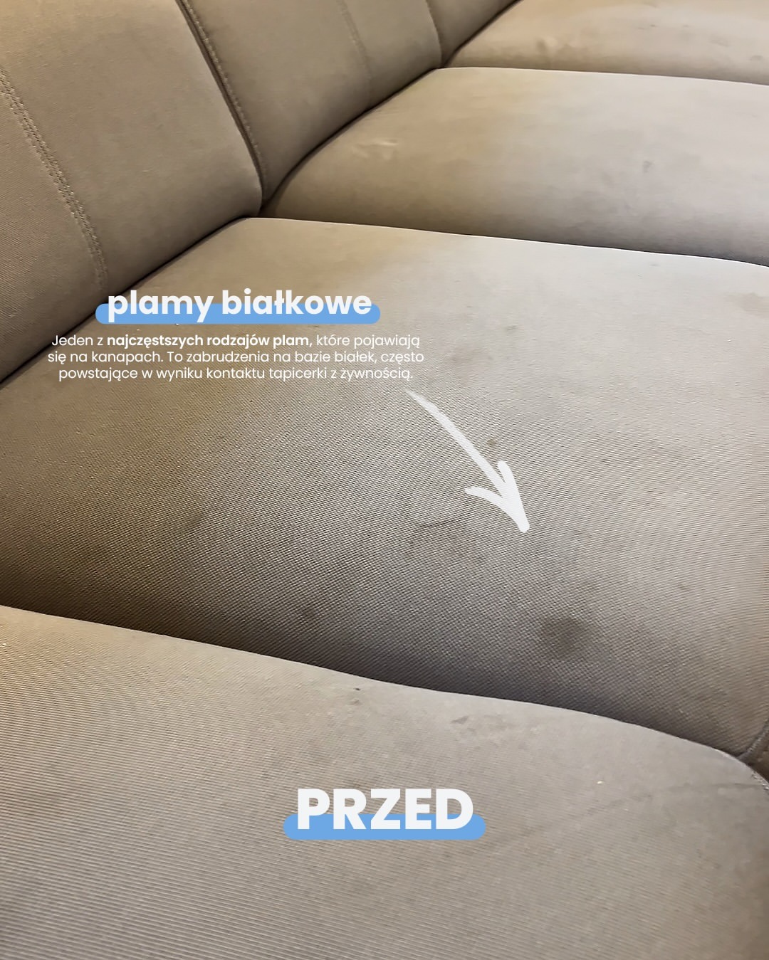 Beżowy narożnik z widocznymi plamami na tapicerce, oznaczonymi strzałką i opisem 'plamy białkowe'. Ujęcie z bliska, z napisem 'PRZED' na dole kadru.
