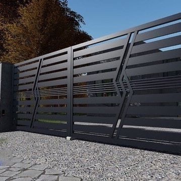 Nowoczesna, grafitowa brama wjazdowa z poziomymi profilami i ukośnymi akcentami na tle żwirowego podjazdu i błękitnego nieba.