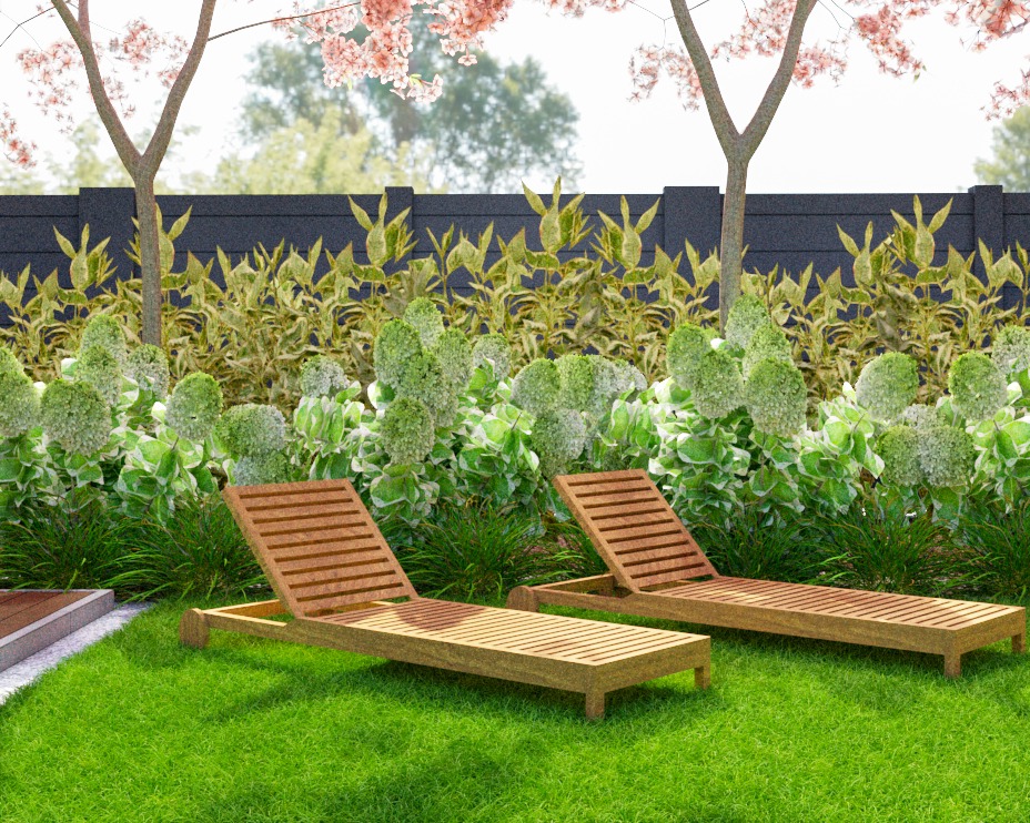 Dwa drewniane leżaki na trawie, otoczone kwitnącymi krzewami i drzewami. W tle ciemny płot i zieleń. Ujęcie z niskiej perspektywy, podkreślające harmonię ogrodu.