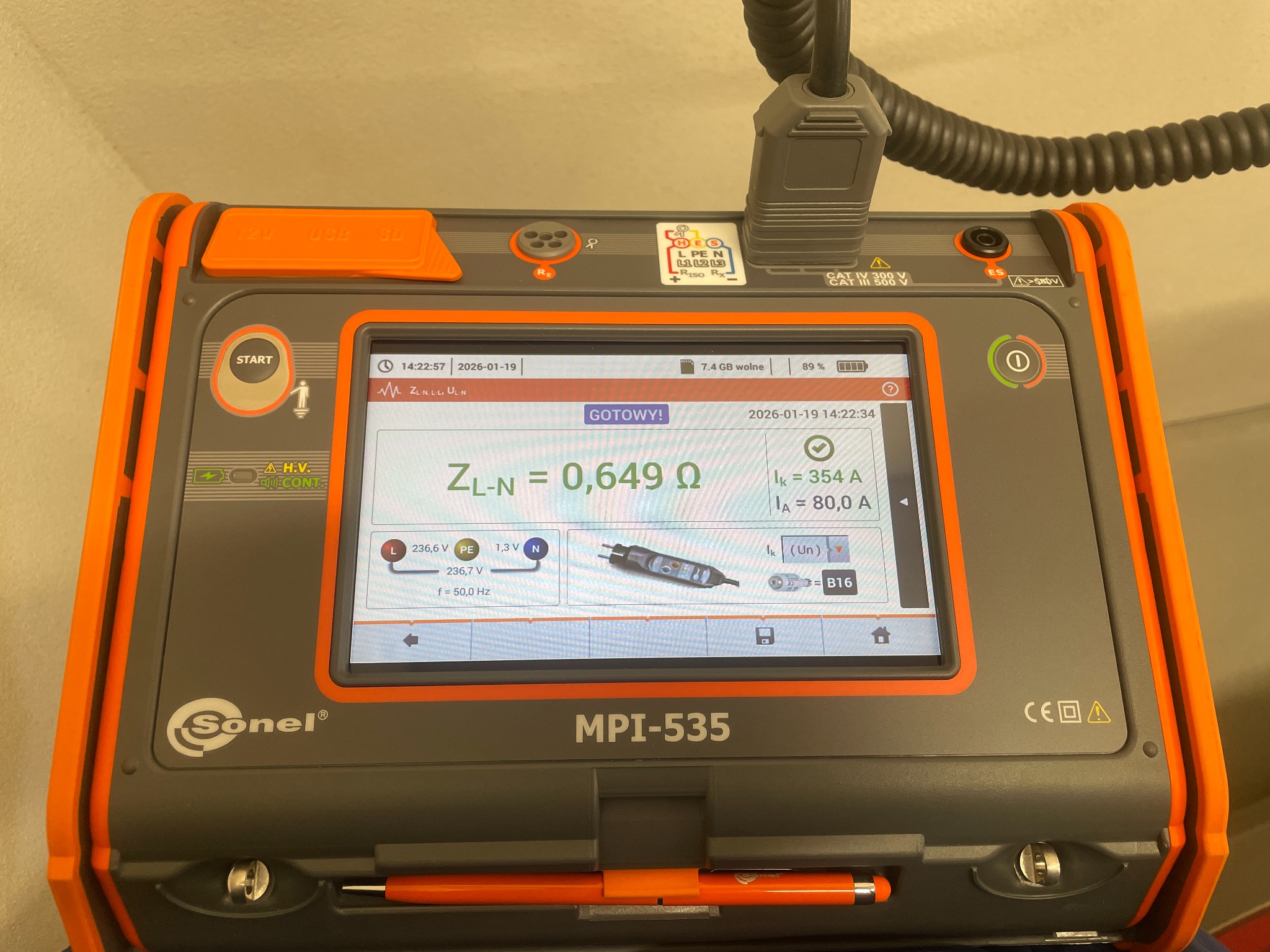 Miernik elektryczny Sonel MPI-535 z ekranem wskazującym pomiar impedancji pętli zwarcia ZL-N = 0,649 Ω, prądu zwarciowego Ik = 354 A i napięcia 236,6 V.