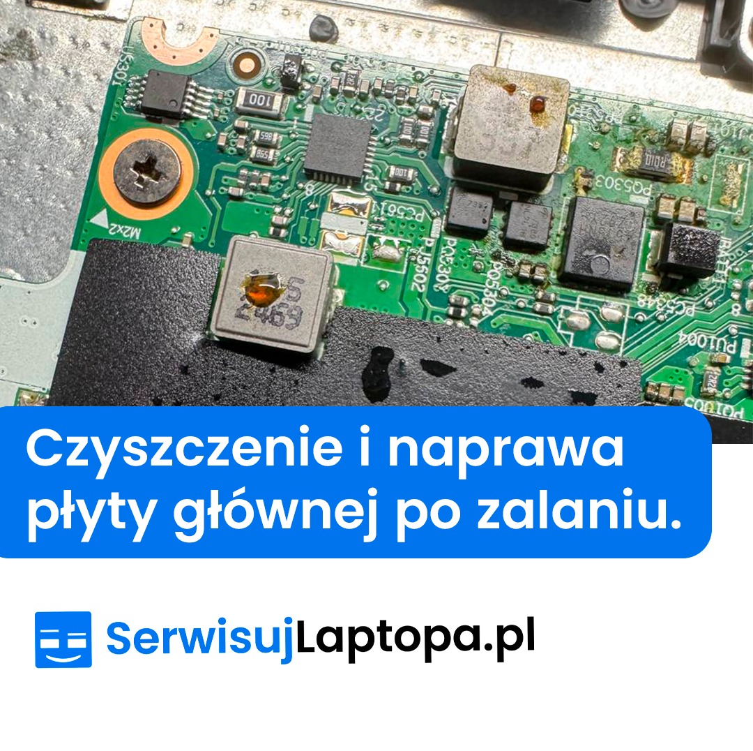 Płyta główna laptopa po zalaniu, widoczne ślady korozji i cieczy. Detaliczne ujęcie elektroniki przed czyszczeniem lub naprawą. Elementy SMD, śrubki i złącza.