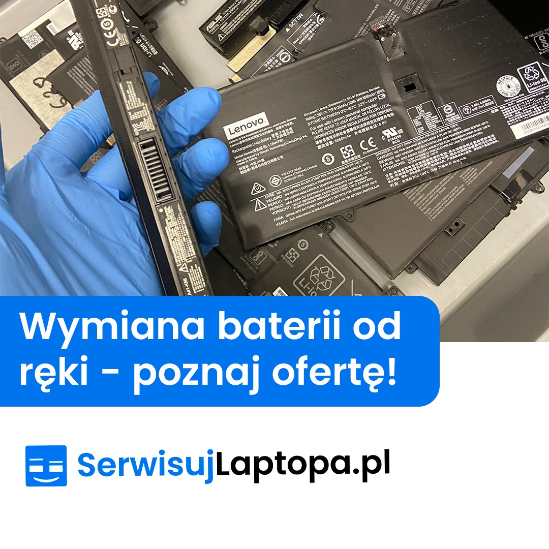 Ręka w niebieskiej rękawiczce trzyma baterię laptopa Lenovo na tle innych baterii. Oferta serwisu laptopów na wymianę baterii.