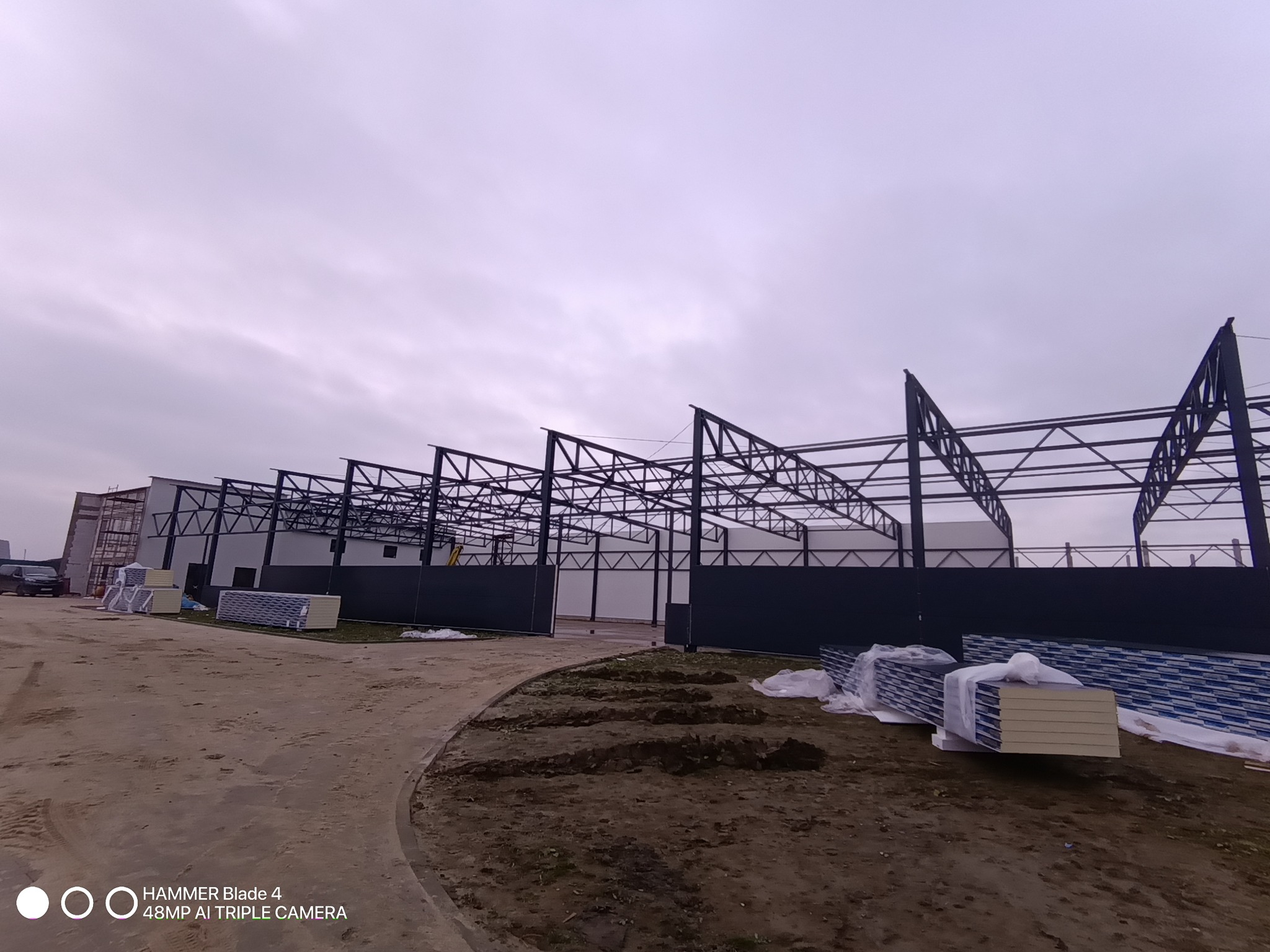 Kompleksowa usługa montażu hali - elewacja płyta warstwowa -dach trapez pir i membrana pcv