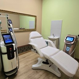 Nowoczesne pomieszczenie zabiegowe w Arwit Beauty – salon urody w Dołujach. Gabinet przeznaczony do zabiegów kriolipolizy, modelowania sylwetki oraz do bezbolesnej depilacji laserowej wykonywanej certyfikowanym laserem diodowym.
