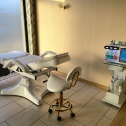 Nowoczesny gabinet do oczyszczania wodorowego w Arwit Beauty – salon urody w Dołujach. Profesjonalne stanowisko do głębokiego oczyszczania i pielęgnacji skóry.