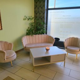 Nowoczesna i komfortowa poczekalnia w Arwit Beauty – salon urody w Dołujach. Elegancka strefa relaksu z wygodną kanapą, stworzona dla klientów oczekujących na zabiegi kosmetyczne, depilację laserową, oczyszczanie wodorowe i zabiegi pielęgnacji skóry.