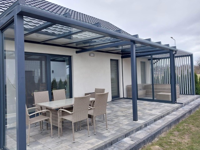 Zadaszenie 8m x 3m. # Szkło bezbarwne dachowe bezpieczne 10 mm # Ścianki boczne stałe. # Kolor 7016 antracyt.