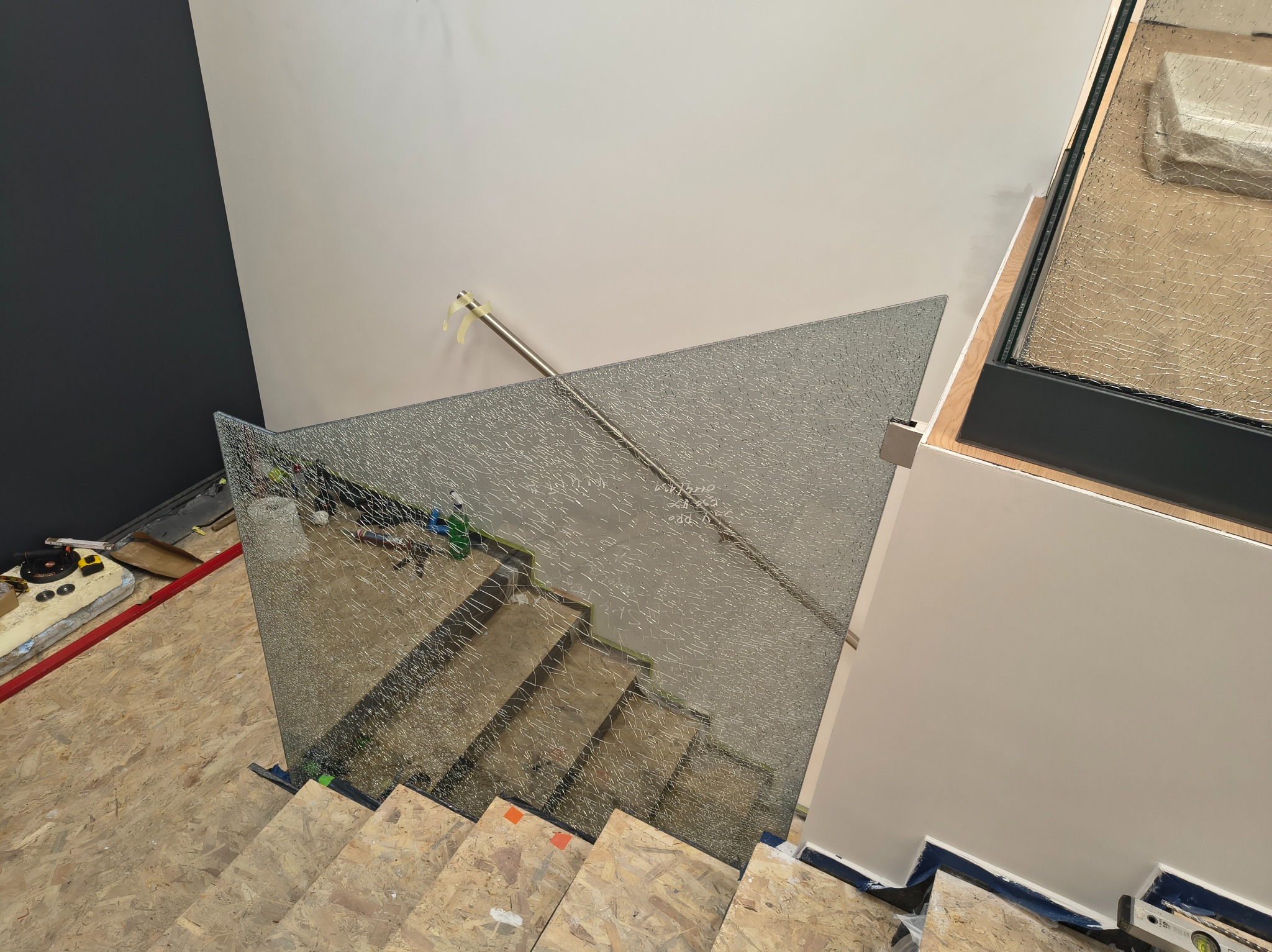 Balustrada typu crush, tłuczone szkło pomiędzy dwoma taflami bezpiecznego hartowanego szkła