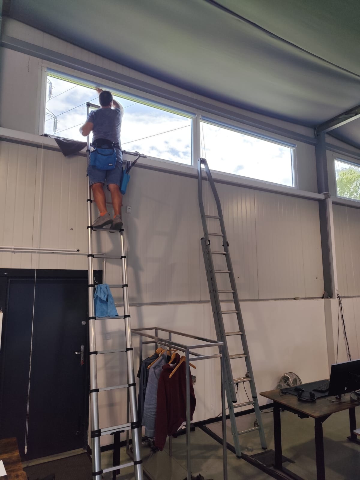 Mycie okien ręcznie przy pomocy drabin