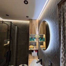 Skuwanie płytek 
Hydroizolacja 
Podwieszany sufit 
Układanie płytek
Obudowa geberitu
Cięcie płytek na 45 stopni 
Biały montaż
Montaż kabiny