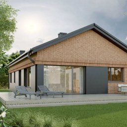 Sylwia Rybacka Architekt&Projektowanie Wnętrz - Wizualizacja parterowego domu z ceglaną elewacją, dużymi oknami i tarasem z leżakami. Nowoczesny design z elementami naturalnymi, otoczony zielenią.