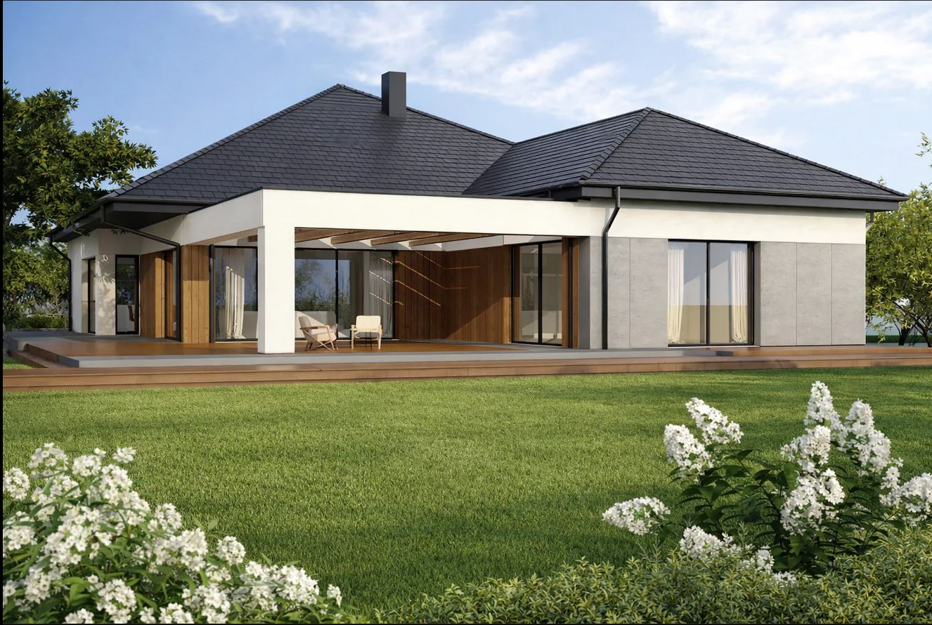 Elegancki, parterowy dom z ciemnym dachem i jasną elewacją, otoczony zielonym trawnikiem i kwitnącymi krzewami. Widoczny taras z drewnianą podłogą i meblami.