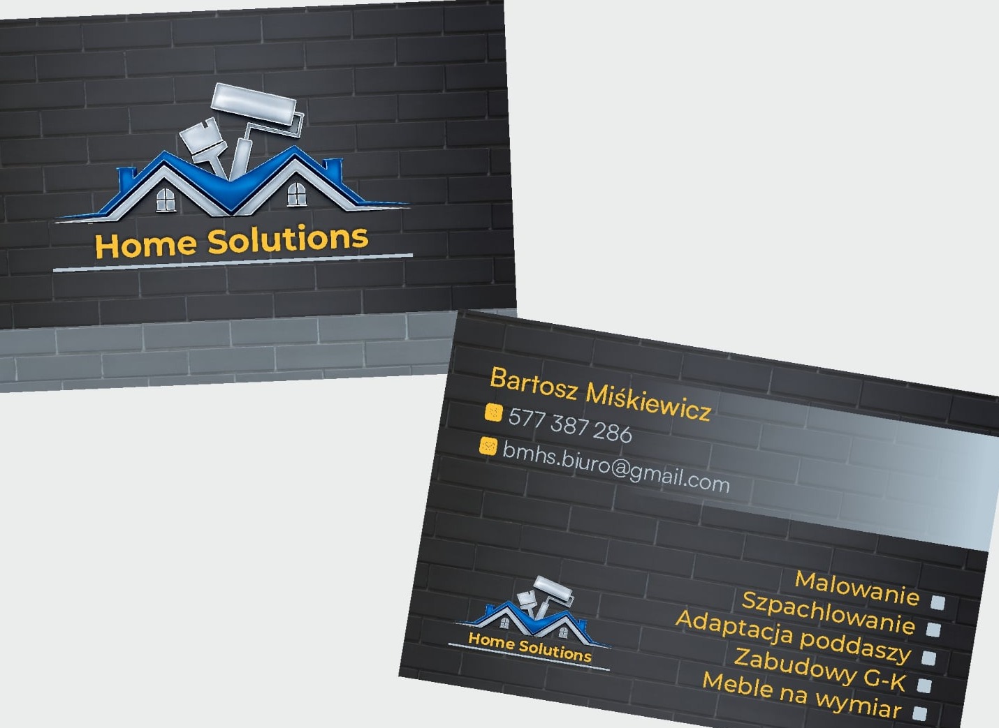 Dwie wizytówki firmy Home Solutions na tle ceglanej ściany. Jedna z logo, druga z danymi kontaktowymi i zakresem usług: malowanie, szpachlowanie, adaptacja poddaszy.