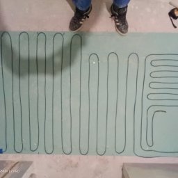 Modelujemy ogrzewanie podłogowe, omijając WC, meble, ościeżnicę oraz wannę, ale zachowując ogrzewanie we wnęce na nogi pod wanną.