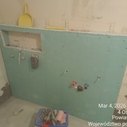 Zabudowa instalacji podtynkowej, wnęka na kosmetyki oraz przygotowanie mocowania pod podwieszaną szafkę umywalkową.
