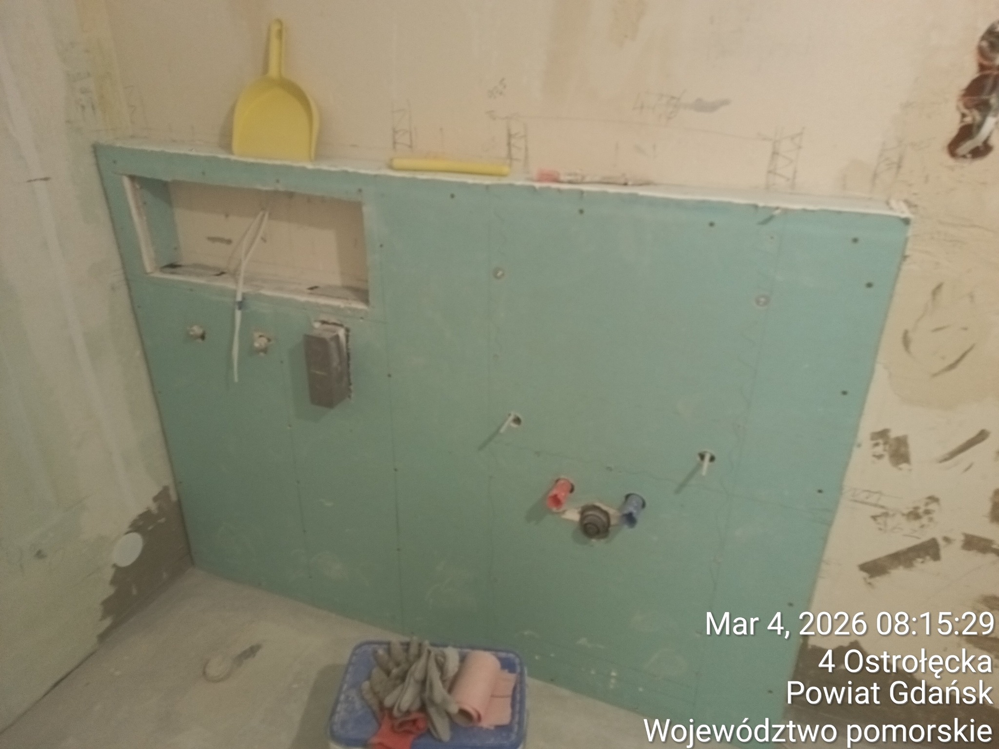 Zabudowa instalacji podtynkowej, wnęka na kosmetyki oraz przygotowanie mocowania pod podwieszaną szafkę umywalkową.