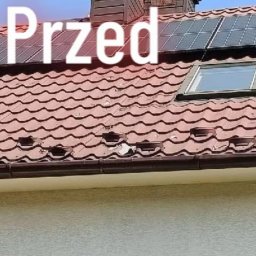 Skyline Malowanie i Renowacja Dachów Grzegorz Opyrchał - Zdjęcie dachu z dachówką ceramiczną przed renowacją, widoczne uszkodzenia i panele słoneczne. Ujęcie z dołu, z napisem 'Przed'.