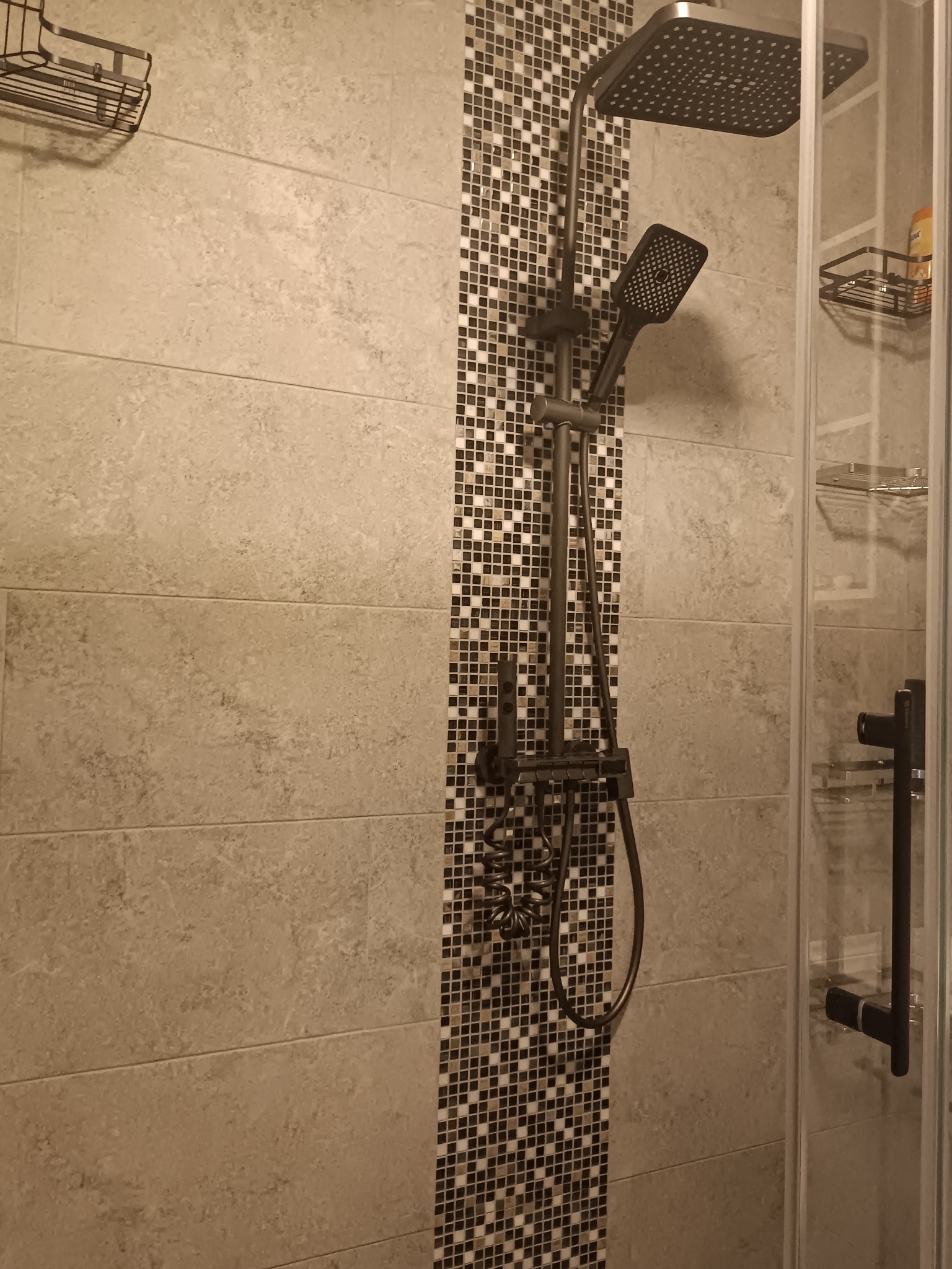 Nowoczesna kabina prysznicowa z deszczownicą i mozaiką. Szare płytki imitujące kamień. Czarny zestaw natryskowy z termostatem. Minimalistyczny design.