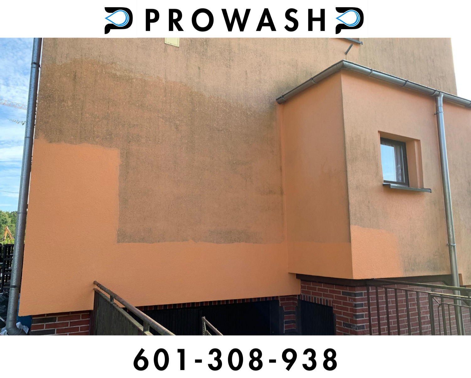 Fragment elewacji budynku z widoczną różnicą po czyszczeniu. Część ściany jest czysta, odsłaniając oryginalny kolor, a część pokryta zabrudzeniami.