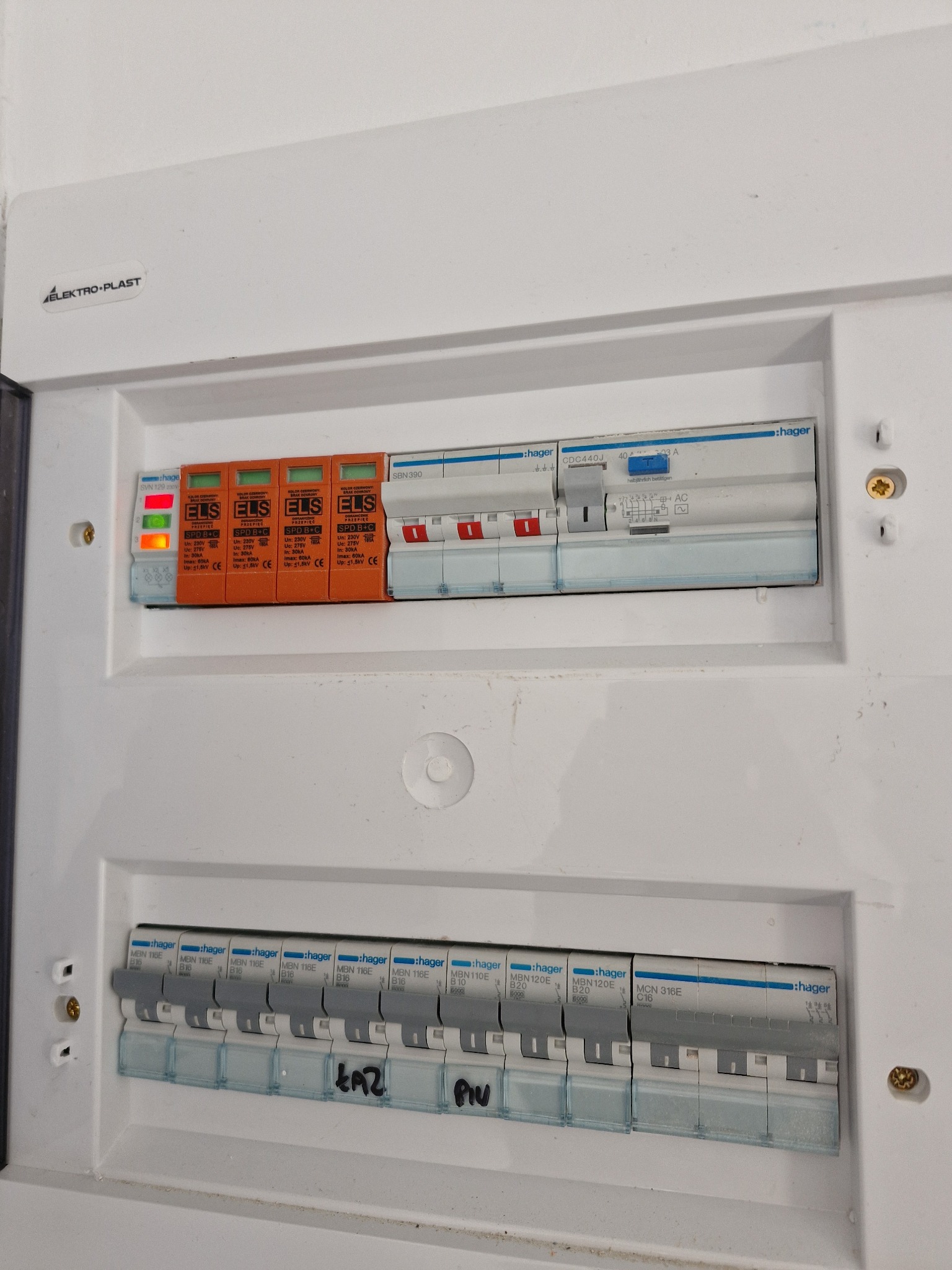 Rozdzielnica elektryczna z zabezpieczeniami przepięciowymi ELS i wyłącznikami Hager. Widoczne oznaczenia i parametry urządzeń. Tabliczka Elektro-Plast.