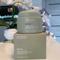 Marta Buchar COSMETOLOGY - Zestaw kosmetyków Vagheggi Body Spa: peeling do ciała w minimalistycznym opakowaniu, z kwiatem orchidei w tle, na jasnym blacie. Elegancki i subtelny.