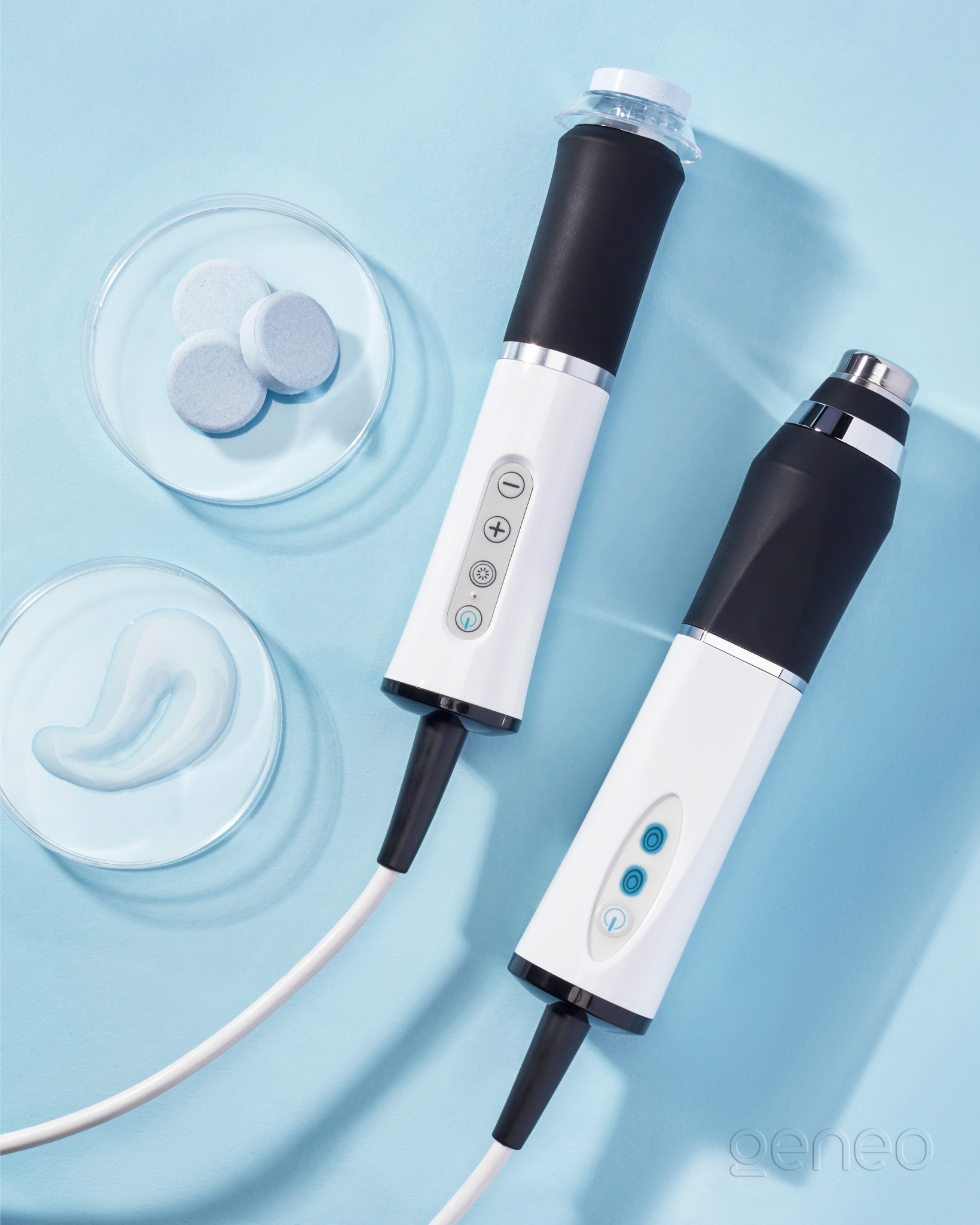 Dwa urządzenia do pielęgnacji skóry Geneo w Koszalinie, leżące obok tabletek i żelu na niebieskim tle. Sprzęt kosmetyczny do zabiegów.