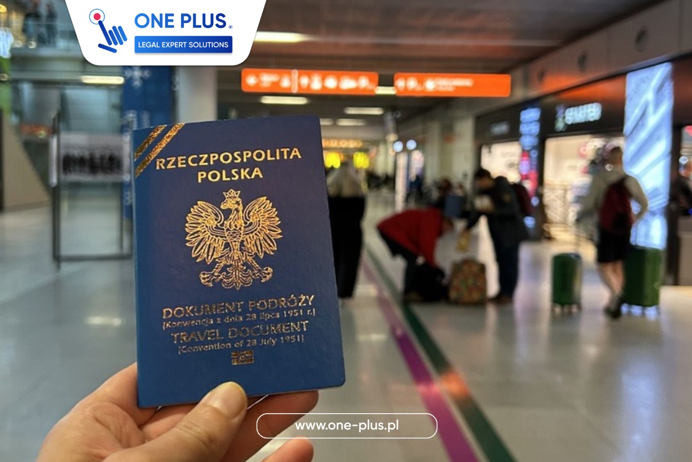 Niebieski paszport Rzeczypospolitej Polskiej trzymany w dłoni na tle lotniska, z widocznym logo firmy One Plus Legal Expert Solutions.