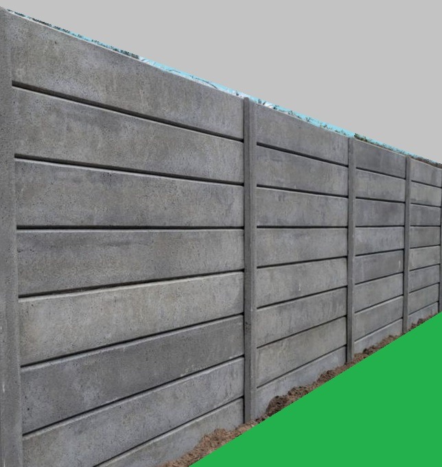 Szary, prefabrykowany płot betonowy z poziomymi panelami, widoczny z boku, z zielonym akcentem w dolnym rogu. Minimalistyczny design, równomierne oświetlenie.