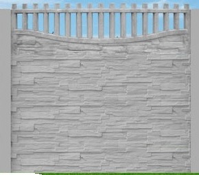 Szary, prefabrykowany fragment ogrodzenia betonowego imitujący kamień łupany, z ażurową górą z pionowych słupków, na tle błękitnego nieba i zielonej trawy.