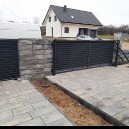 Tani-Spaw - Brama przesówna z furtką w formie żaluzji poziomej