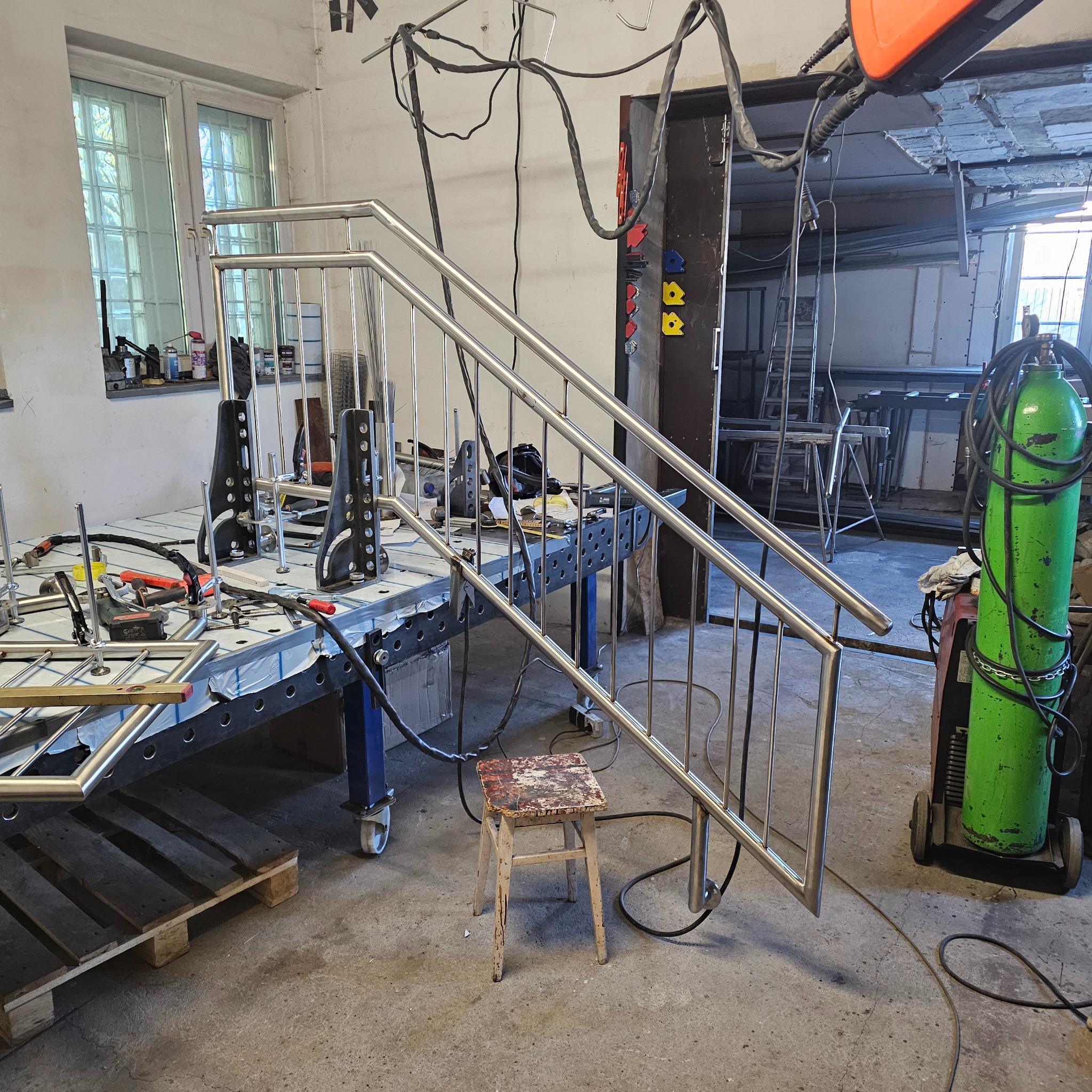 Pochwyt z balustradą nierdzewną w polerze montowanej od policzka na schody