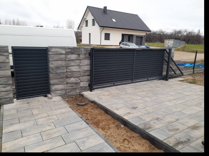 Brama przesówna z furtką w formie żaluzji poziomej