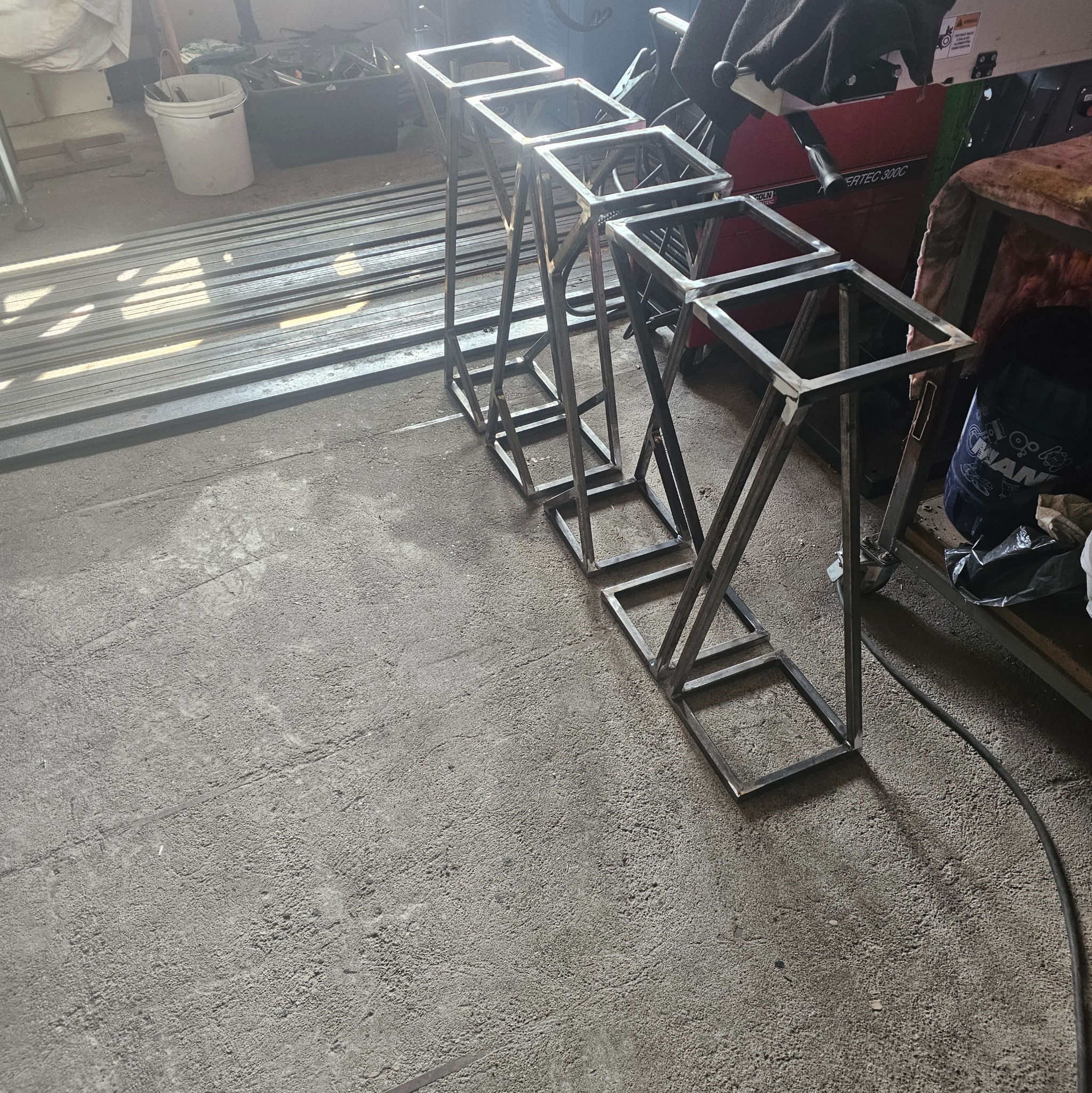 Konstrukcje loftowe pod kwietniki