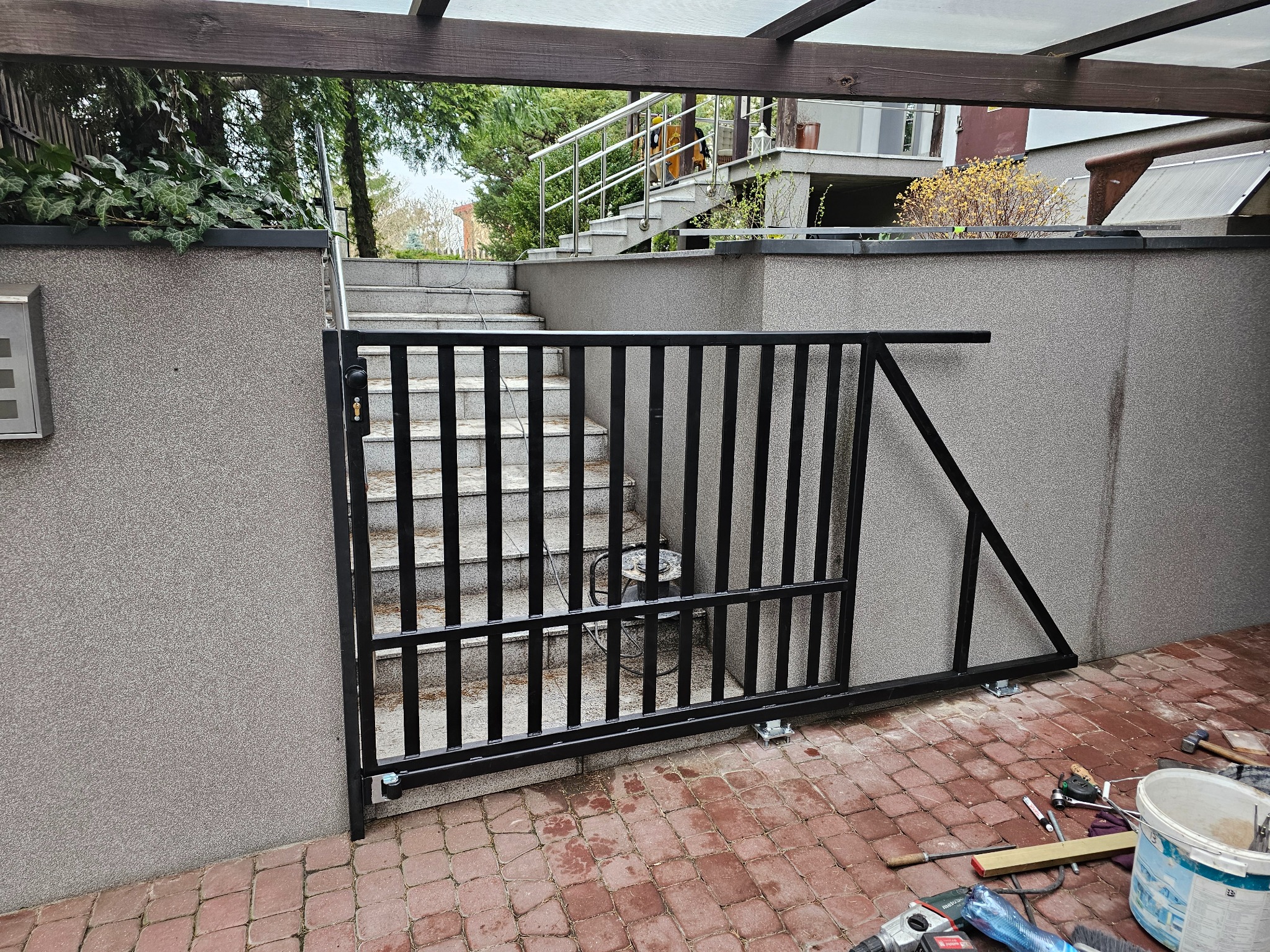 Furtka do wejscia na posesje w kształcie bramy przesuwnej