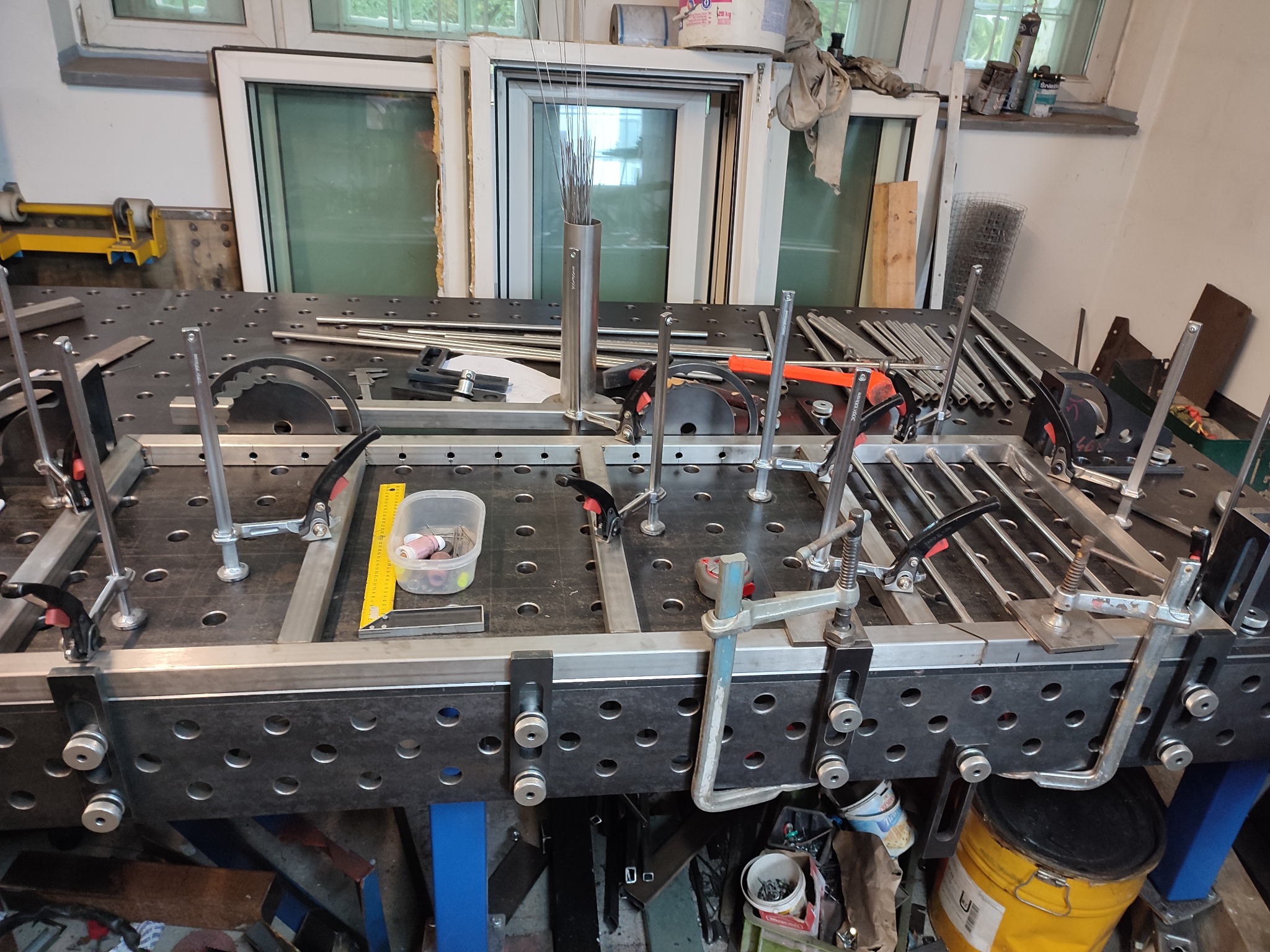 Składanie grzejnika drabinkowego ze stali nierdzewnej