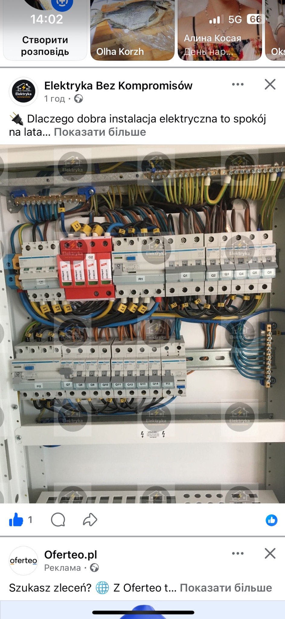 Rozdzielnica elektryczna z bezpiecznikami, przewodami i zabezpieczeniami przepięciowymi wewnątrz białej obudowy. Widoczne oznaczenia i elementy instalacji.