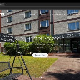 Codingmaks Maksym Zabavchuk - Strona internetowa City Hostel Szczecin z widocznym budynkiem hostelu, huśtawką i napisem powitalnym. Widok z poziomu użytkownika, z elementami interfejsu przeglądarki.