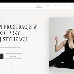 Codingmaks Maksym Zabavchuk - Strona internetowa Julii Wójcik z blondynką w czarnym kombinezonie, prezentująca profesjonalną stylizację i szkolenia z tworzenia perfekcyjnych stylizacji paznokci.