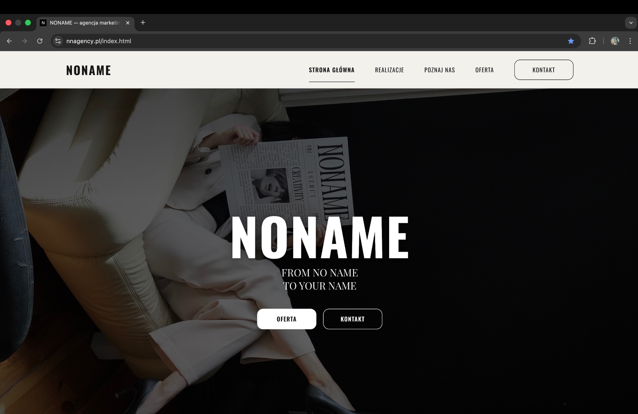 Strona internetowa agencji marketingowej NONAME z minimalistycznym designem, prezentująca kobietę z gazetą i hasłem 'FROM NO NAME TO YOUR NAME'.
