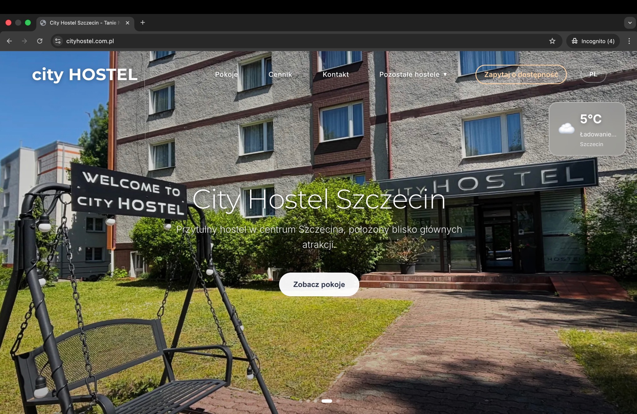 Strona internetowa City Hostel Szczecin z widocznym budynkiem hostelu, huśtawką i napisem powitalnym. Widok z poziomu użytkownika, z elementami interfejsu przeglądarki.