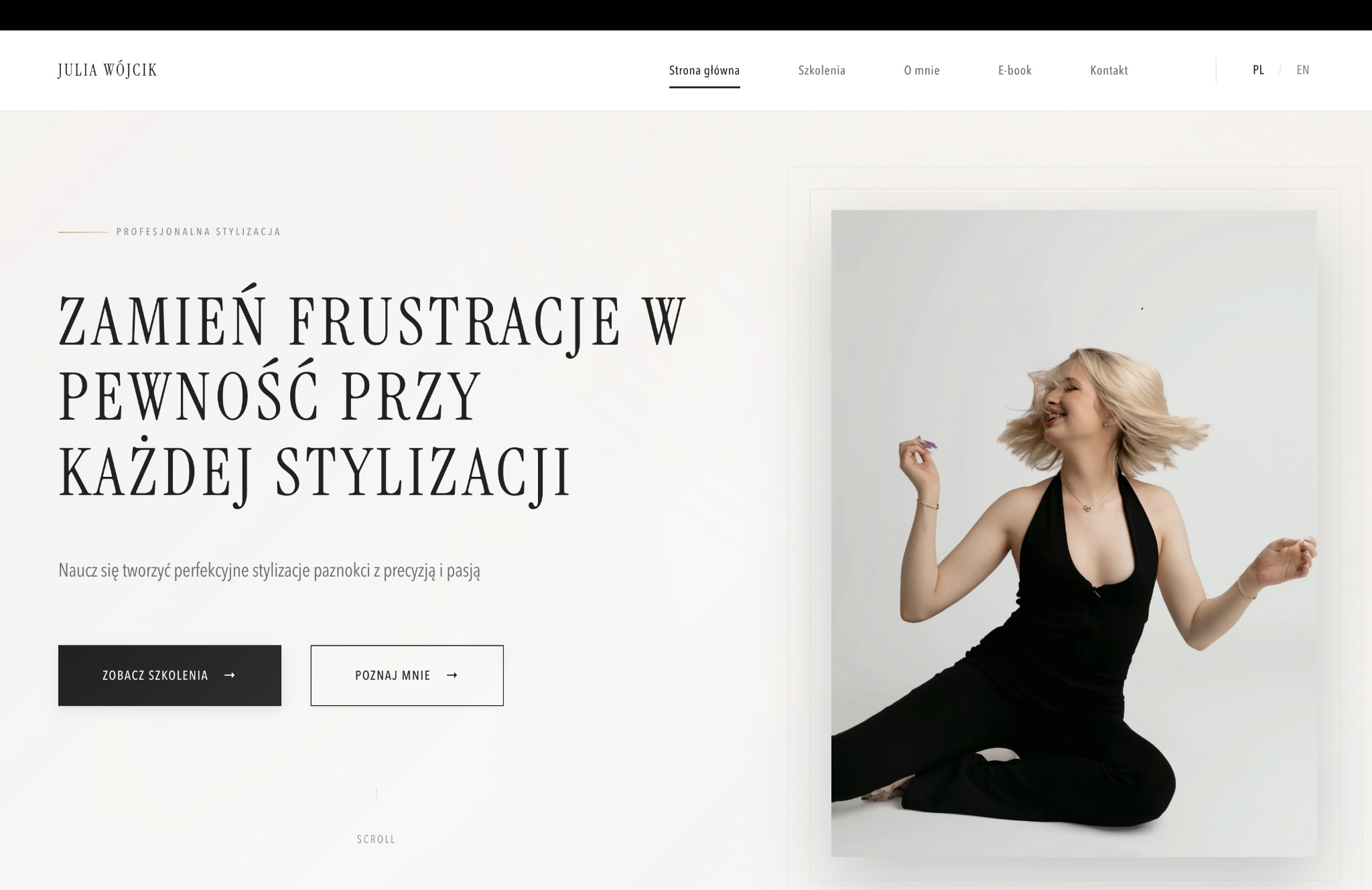 Strona internetowa Julii Wójcik z blondynką w czarnym kombinezonie, prezentująca profesjonalną stylizację i szkolenia z tworzenia perfekcyjnych stylizacji paznokci.