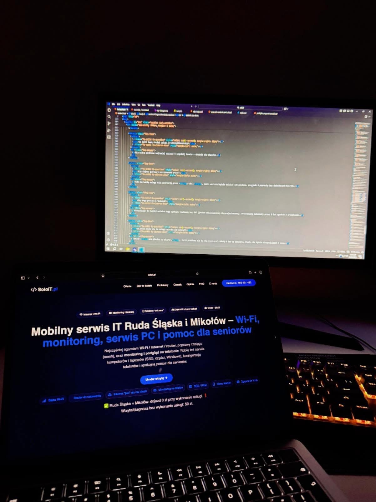 Ekran laptopa z otwartą stroną serwisu IT SoloIT.pl, obok monitor z kodem. Usługi: Wi-Fi, monitoring, serwis PC dla seniorów w Rudzie Śląskiej i Mikołowie.