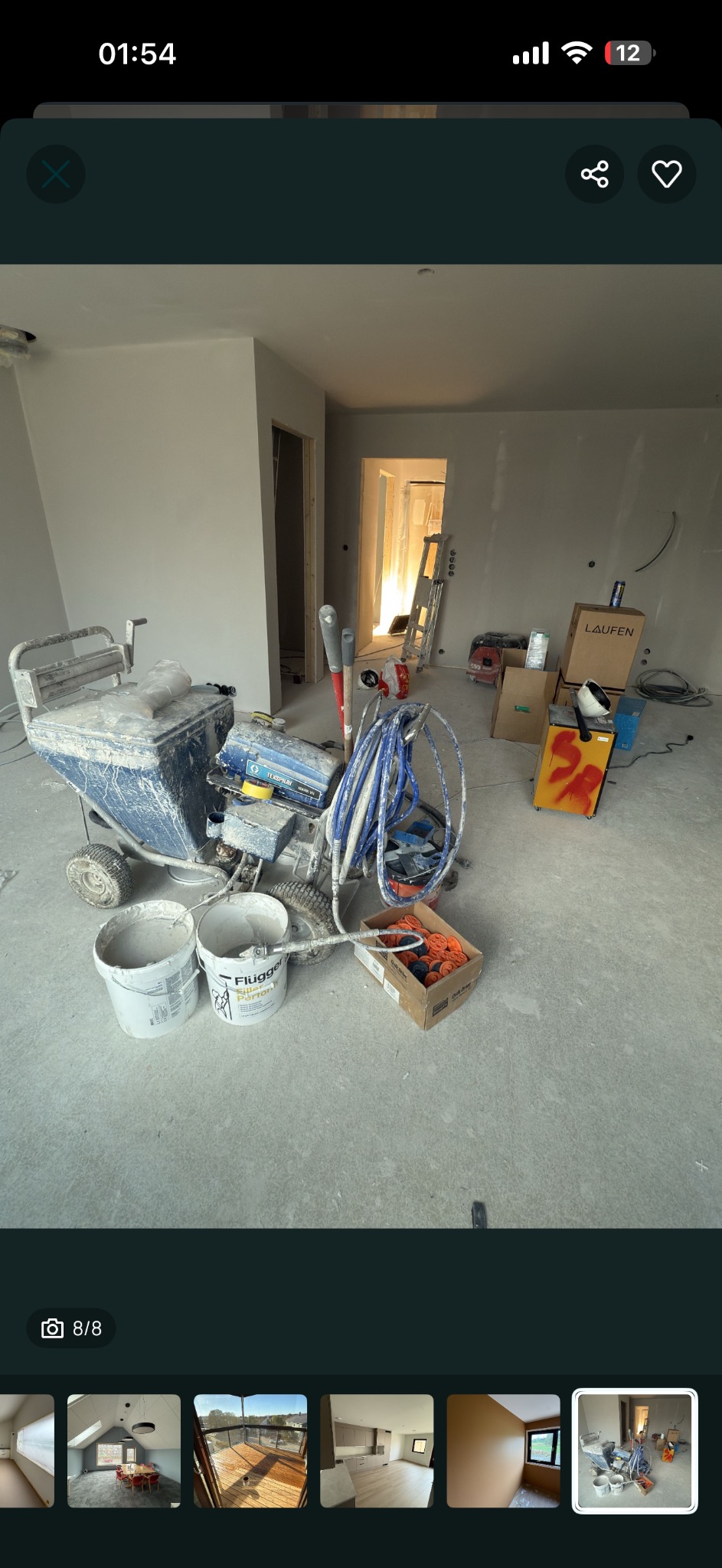 Wnętrze w trakcie prac wykończeniowych: ściany przygotowane do malowania, widoczny agregat malarski, wiadra z farbą i narzędzia. Przygotowanie do malowania natryskowego.