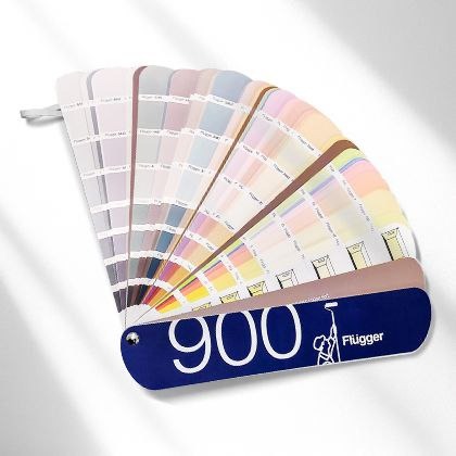 Paleta kolorów Flügger 900 z wachlarzem odcieni szarości, beżu i pasteli, prezentowana na białym tle z delikatnym cieniem. Widoczny logotyp firmy i numer serii.