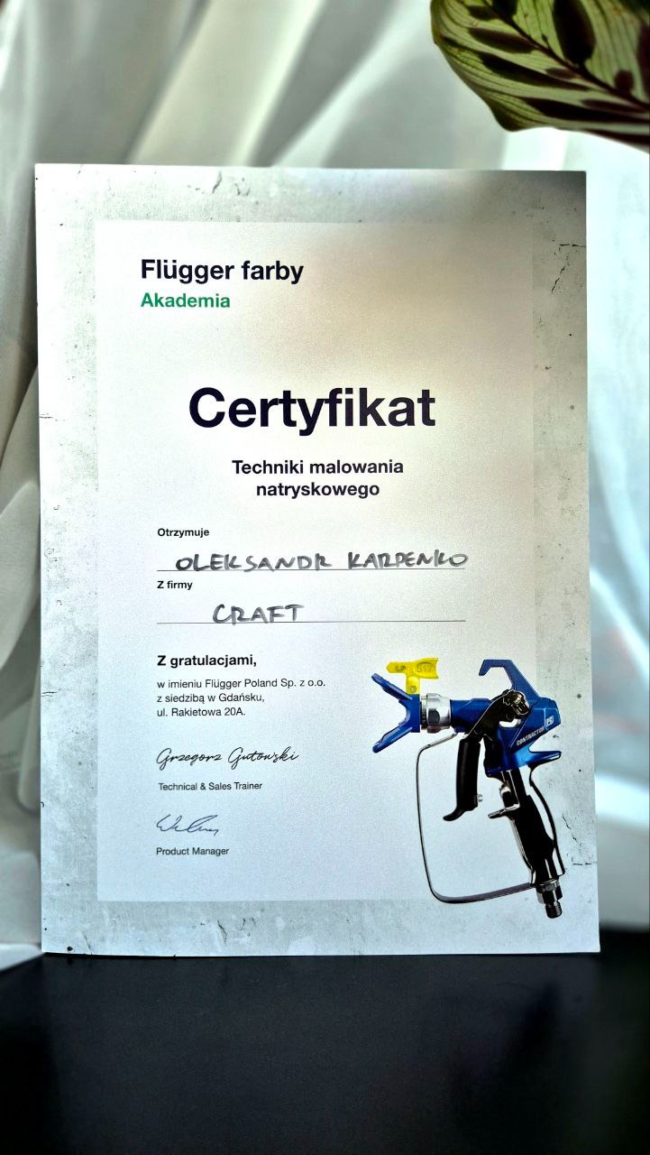 Certyfikat ukończenia szkolenia z techniki malowania natryskowego Flügger farby Akademia, z niebieskim pistoletem natryskowym w prawym dolnym rogu.