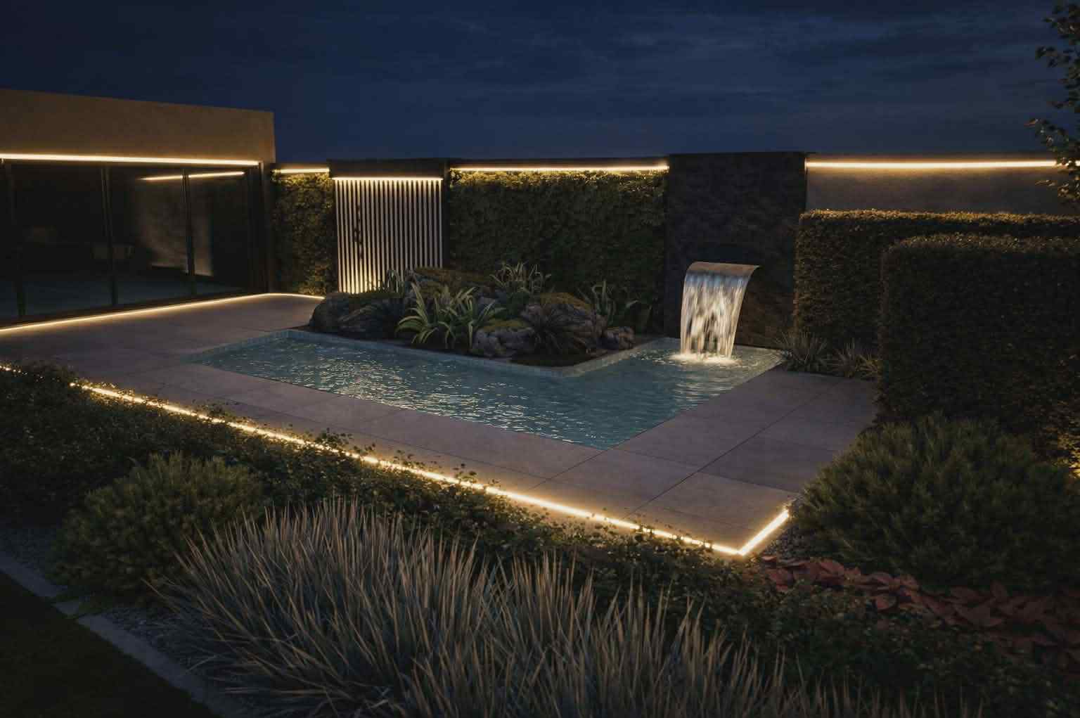 Nowoczesny ogród nocą z oświetlonym basenem, wodospadem i roślinnością. Minimalistyczny design z subtelnym światłem podkreślającym architekturę krajobrazu.