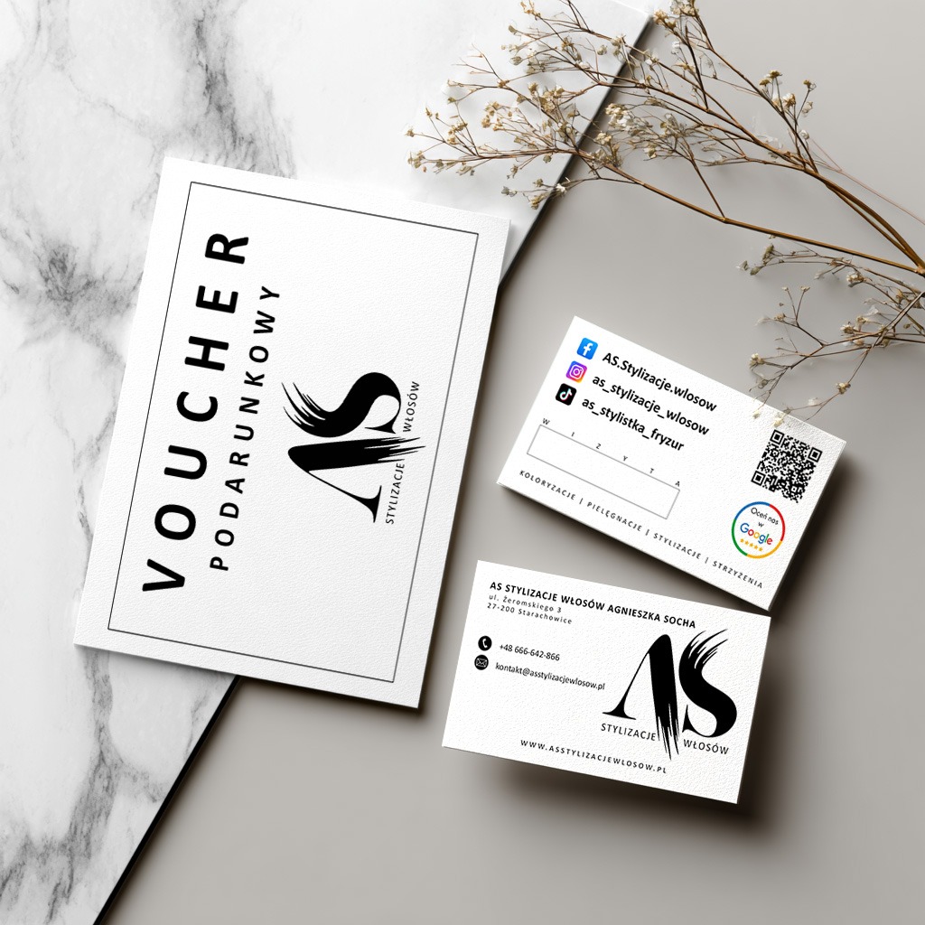Elegancki voucher i wizytówki dla AS Stylizacje Włosów, utrzymane w spójnej identyfikacji wizualnej marki, na marmurowym tle z delikatną gałązką.
