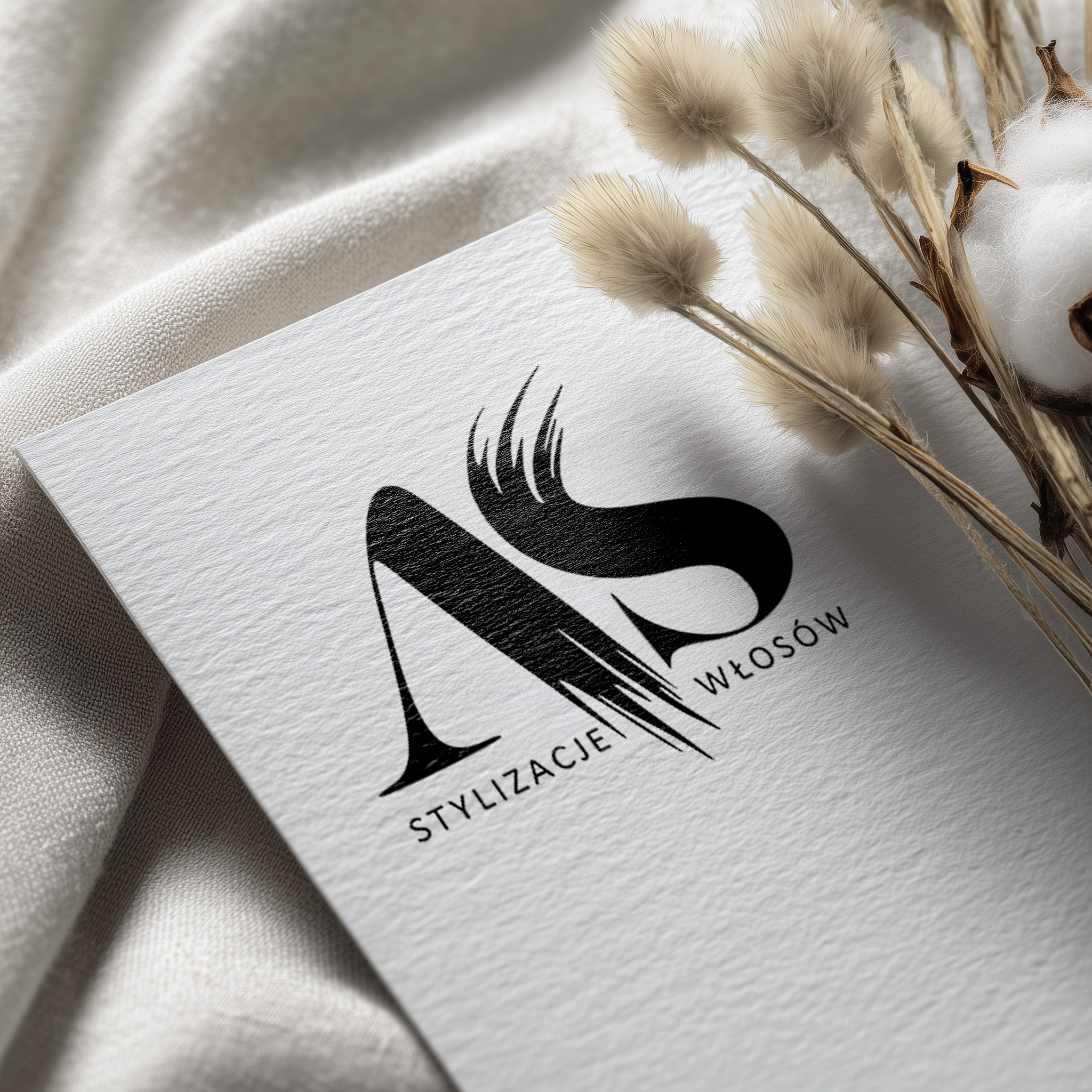 Eleganckie logo 'AS Stylizacje Włosów' na teksturowanym papierze, z suszonymi kwiatami i bawełną w tle. Minimalistyczny design z subtelnymi nawiązaniami do włosów.