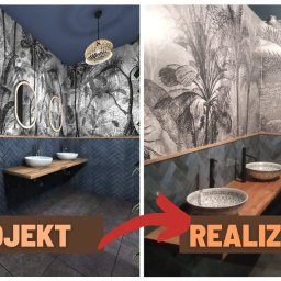 Hubert Słaboń - Porównanie projektu i realizacji łazienki: wzorzysta tapeta z motywem roślinnym, umywalki nablatowe na drewnianym blacie, niebieska glazura ułożona w jodełkę.